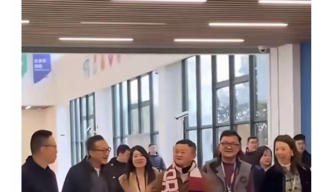 马云重出江湖！身上奢华围巾引发关注，网友：售价5650元，产自苏格兰